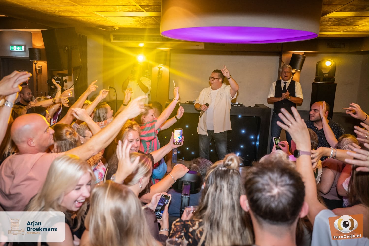 Optreden op het podium met handen in de lucht