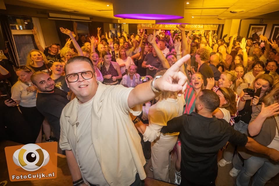 Artiest met het publiek op de achtergrond