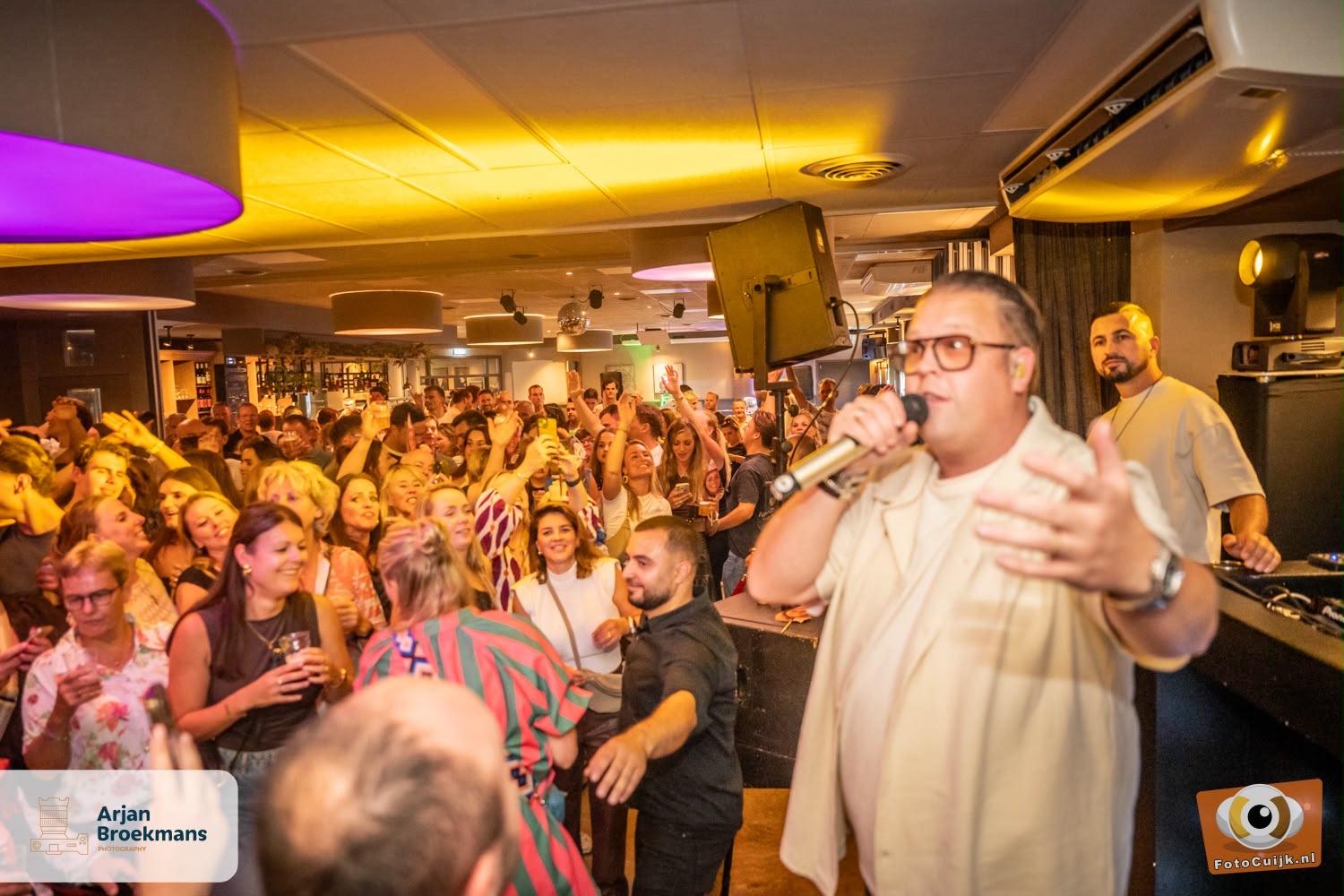 Zanger tussen het publiek in de feestzaal